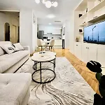 Luxury Two-bedroom - Private Parking *
