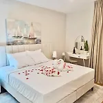 Luxury Two-bedroom - Private Parking 아파트
