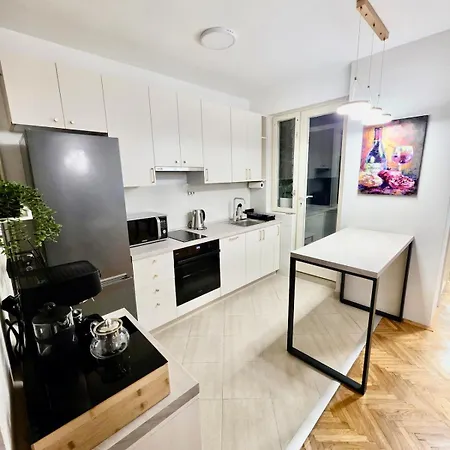 Luxury Two-bedroom - Private Parking *
