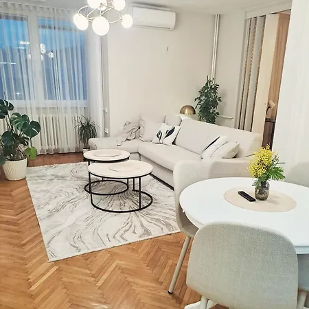 Luxury Two-bedroom - Private Parking 公寓
