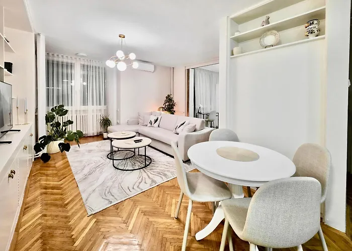 Luxury Two-bedroom - Private Parking *