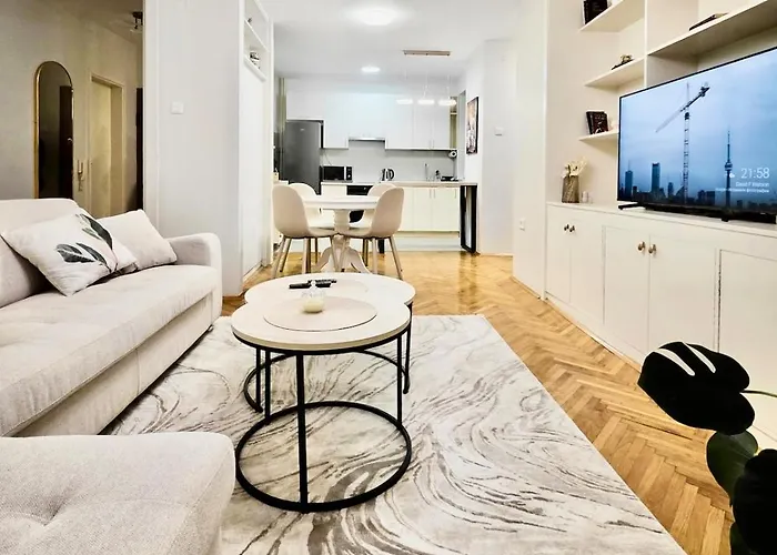 Luxury Two-bedroom - Private Parking *